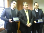 Promotores recebendo as placas de inauguração - Lairton Barbo/OAB Itaqui